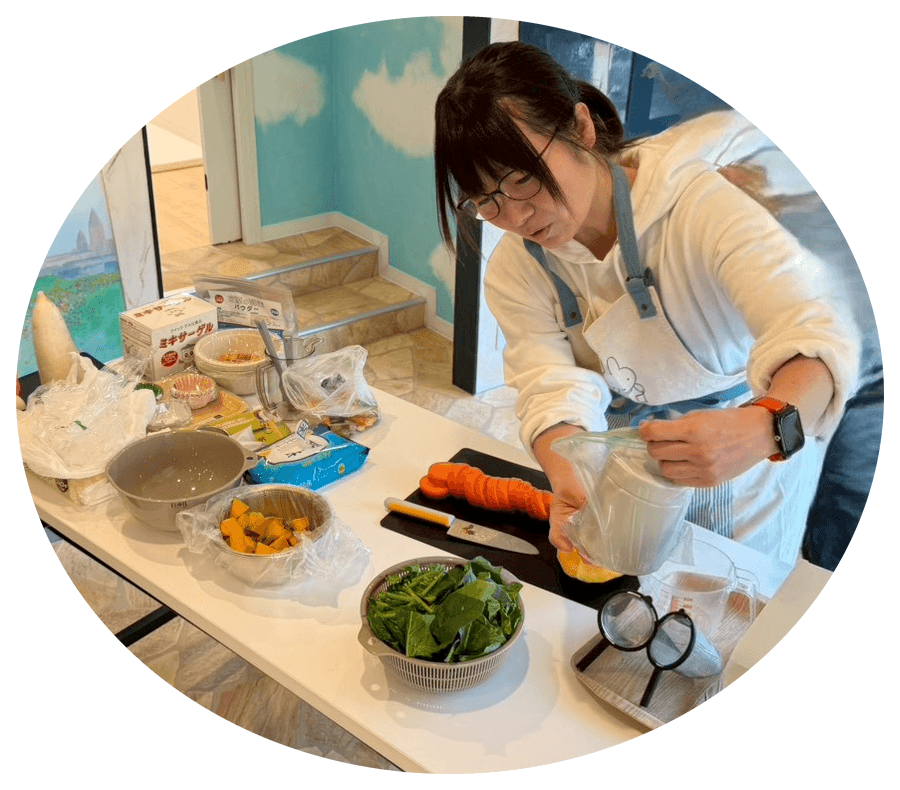 調理実習で参加者に食形態の調整を実演する青木ゆかり